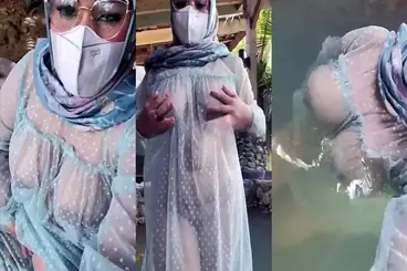 Jilbab Transparan Di Kolam Renang Basah poster